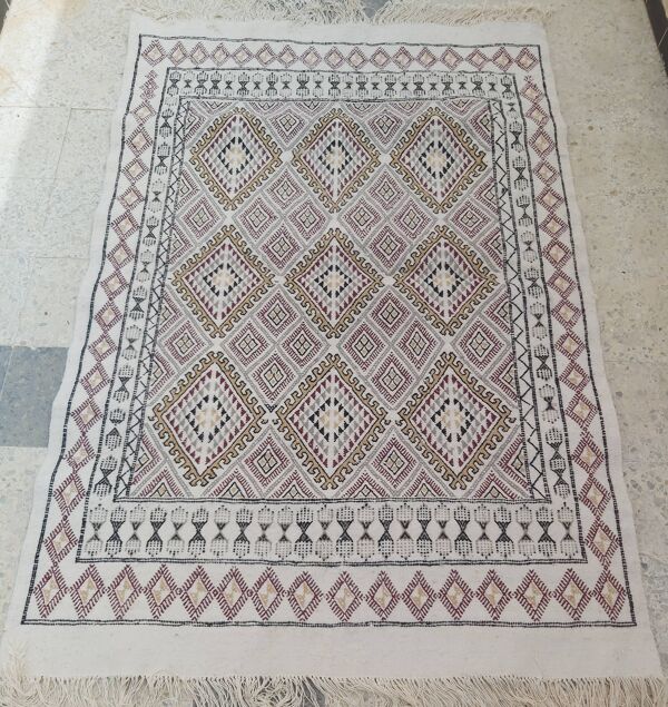 Tapis beige à motifs losanges fait main  125x166cm