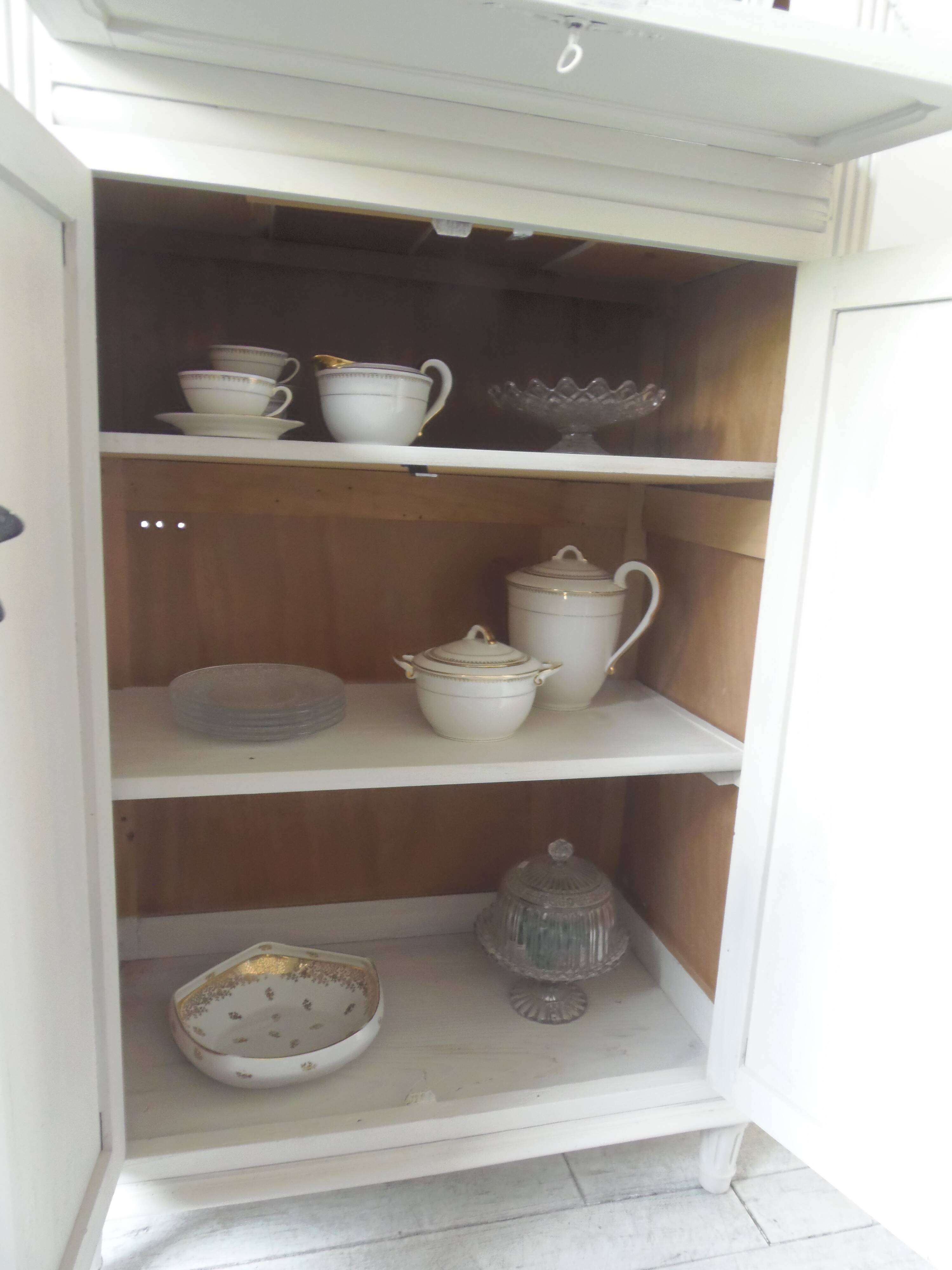 Small vintage piece of furniture sublimated in a linen shade, wooden top.