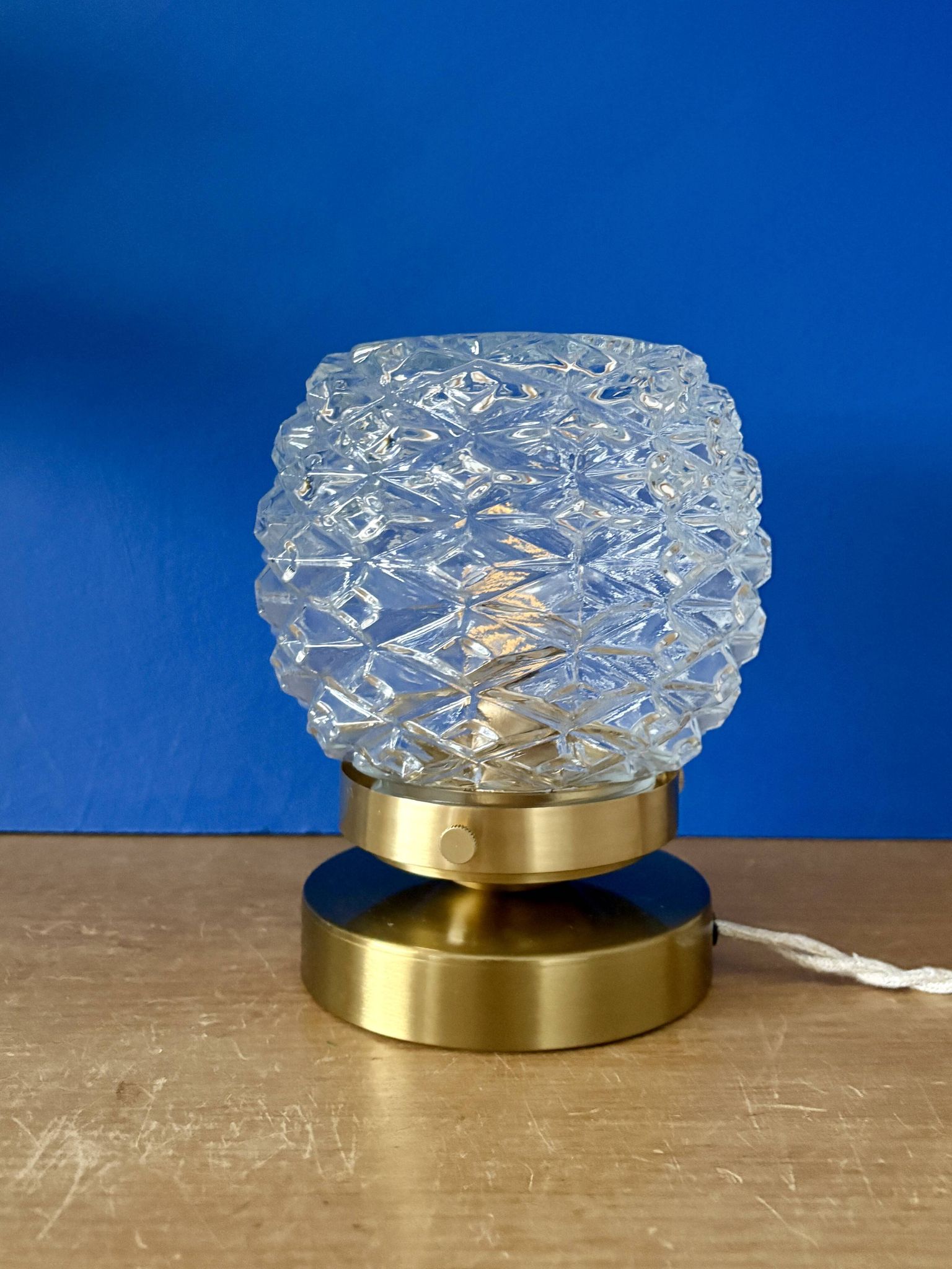 Lampe à poser globe vintage en verre moulé