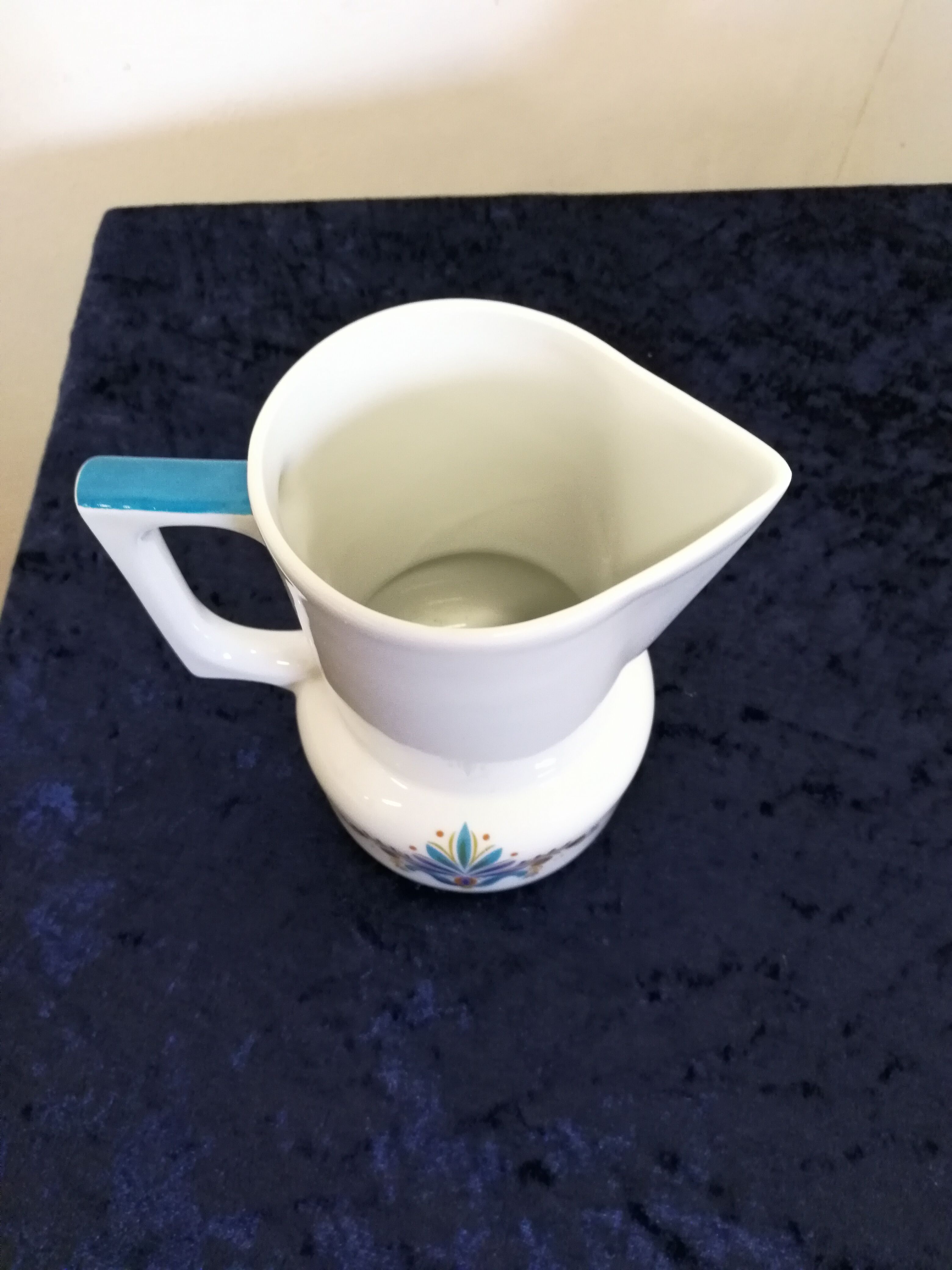 Duo of coffee cups in porcelain