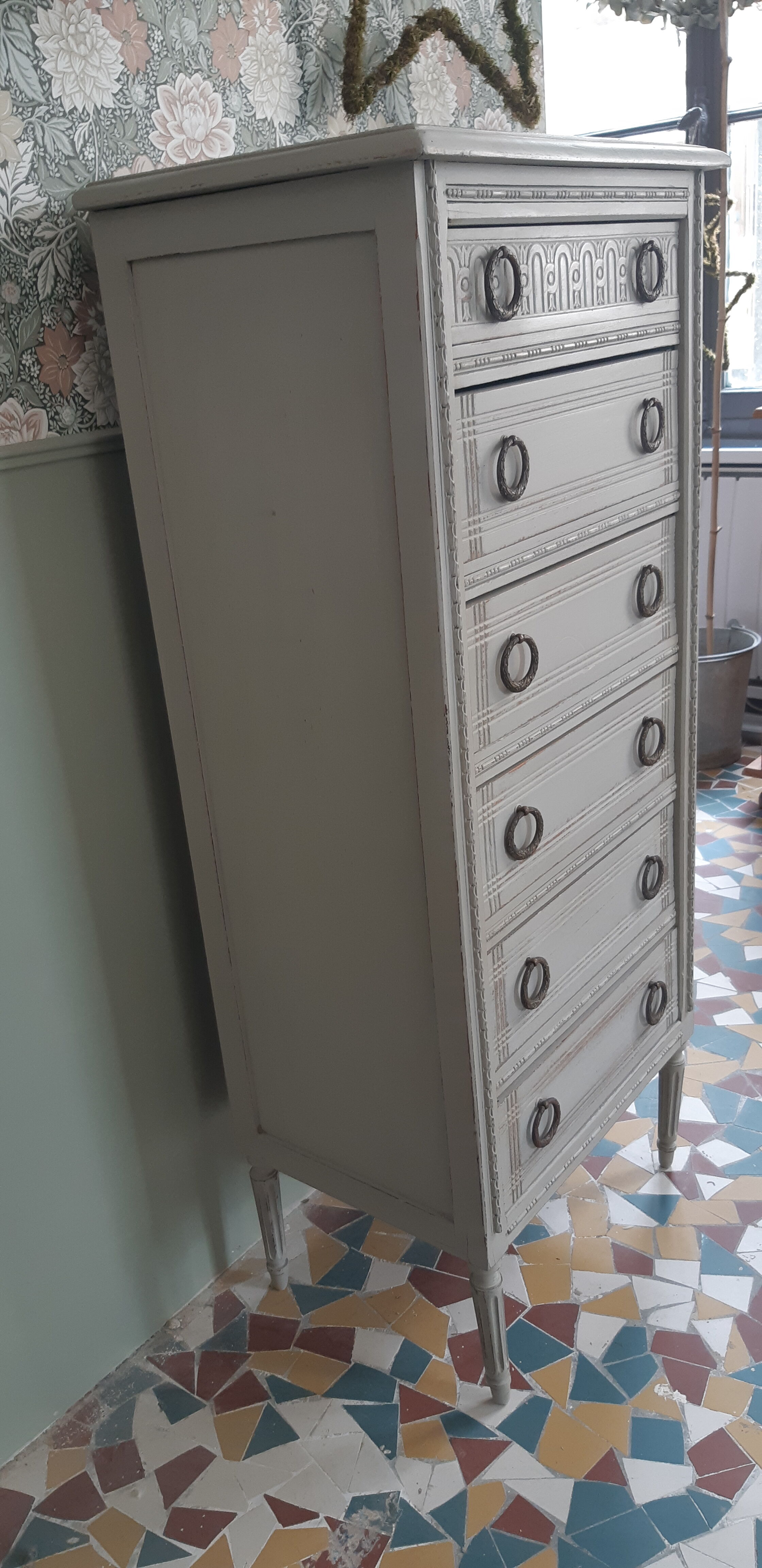 Chiffonnier revisited in grey