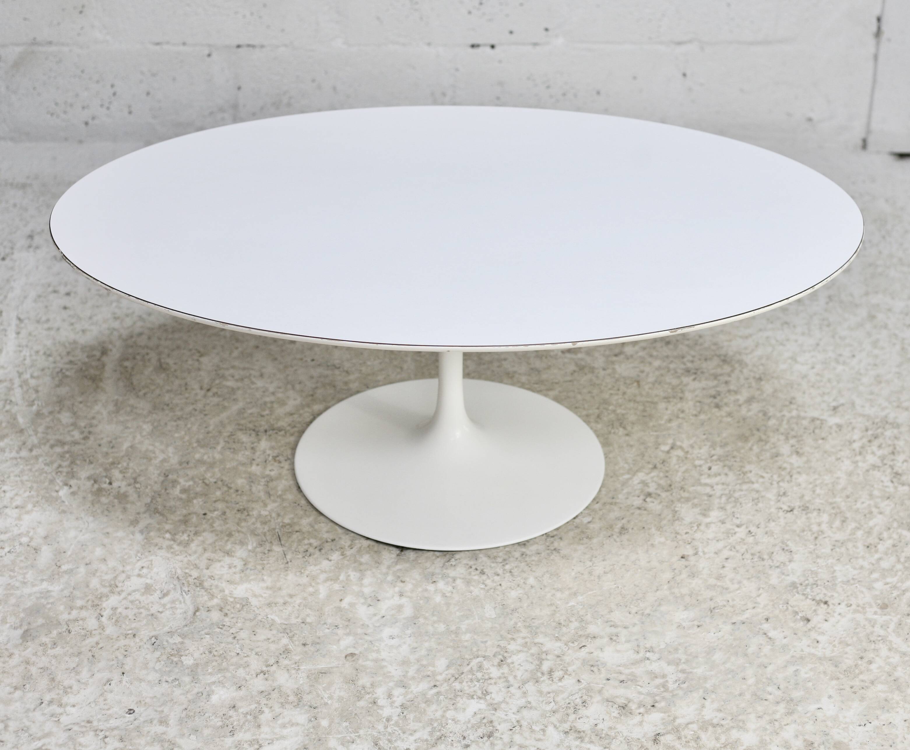 Knoll coffee table, Eero Saarinen, "tulip" model, white melamine wood. Signed, USA, circa 1960