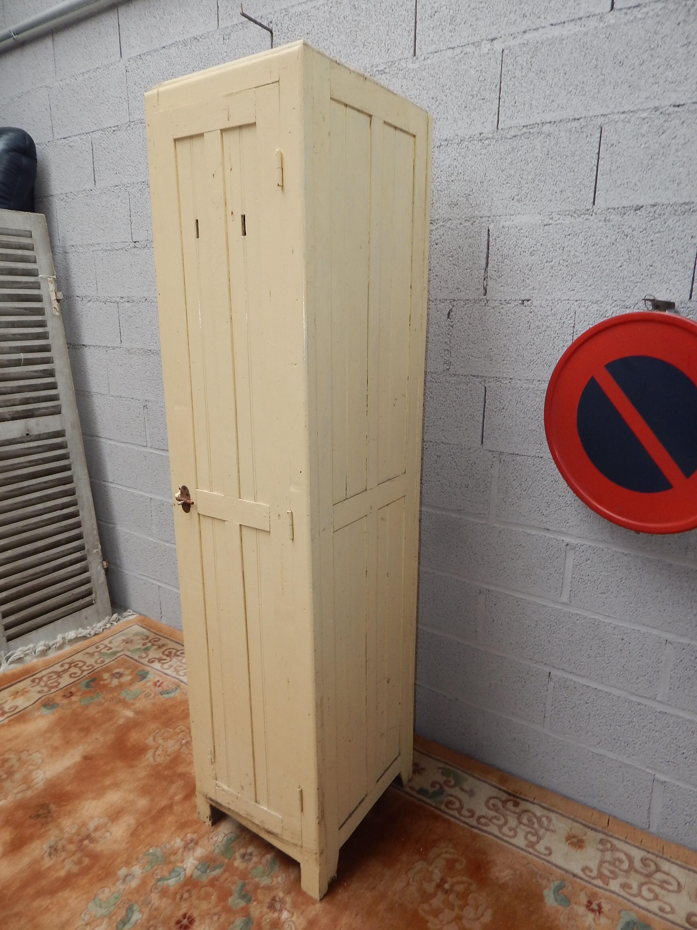 Old cloakroom in wood