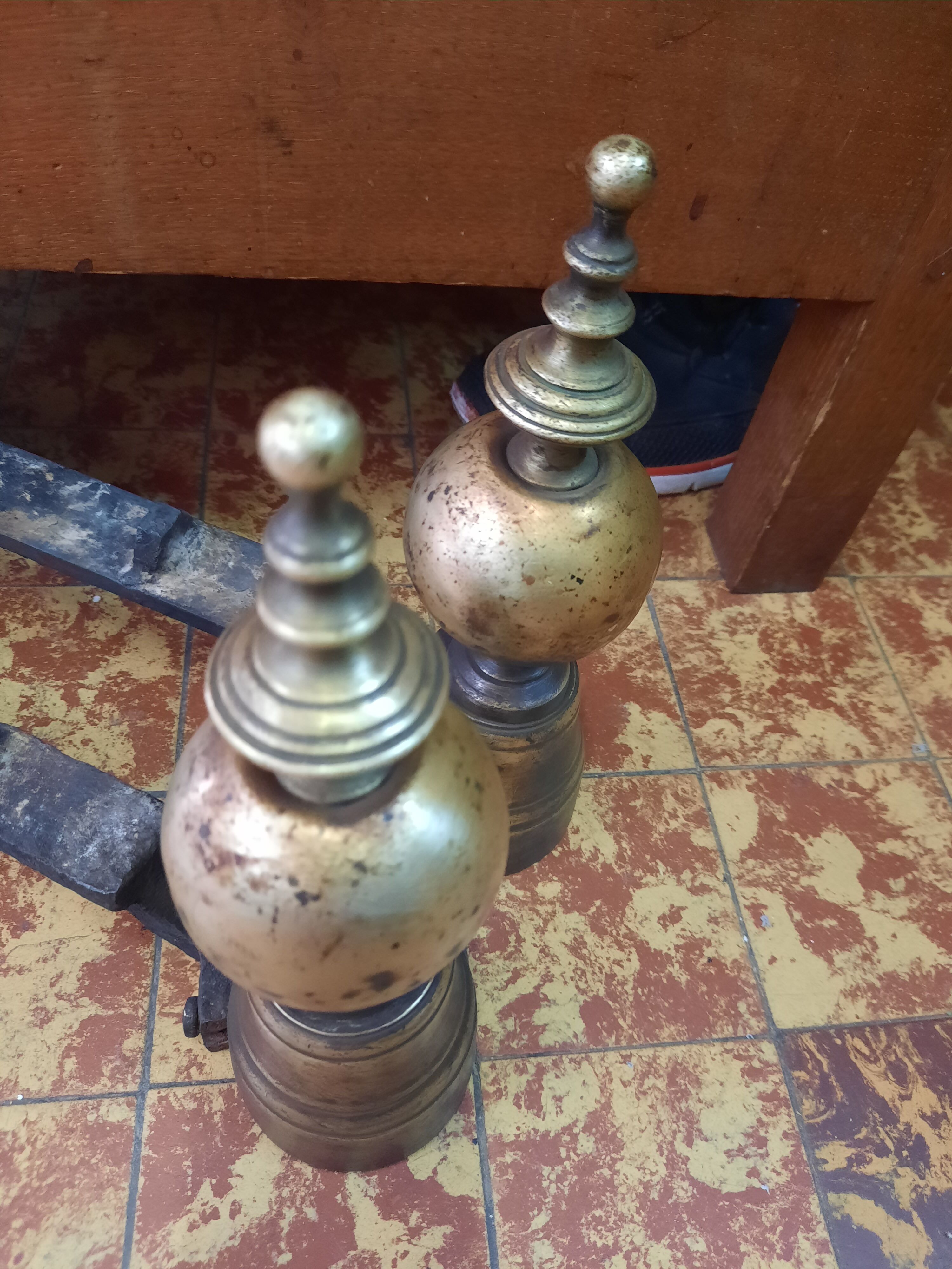 Fireplace set chenets firewall