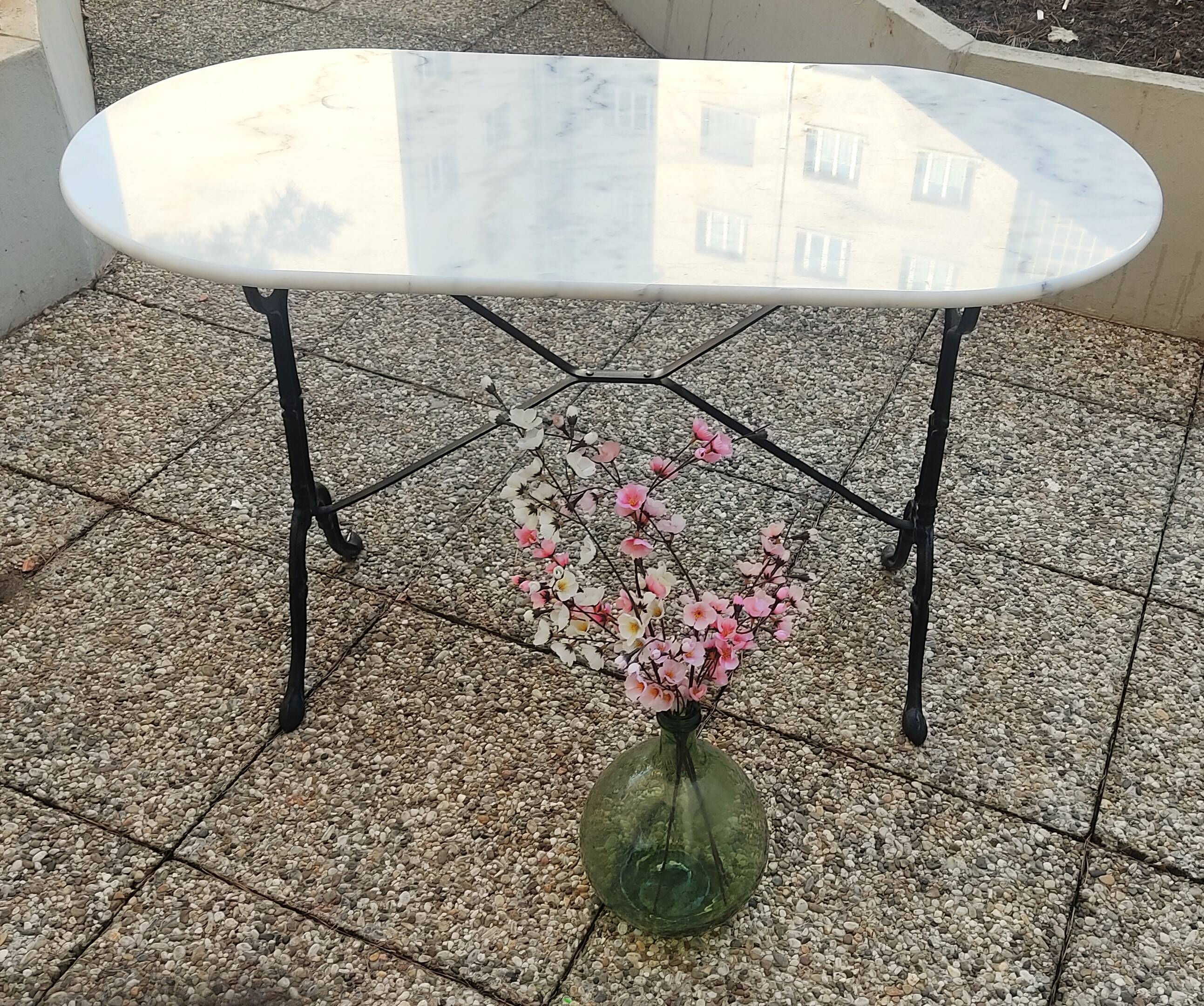 Table en marbre ovale blanche et noire, piètement fer forgé