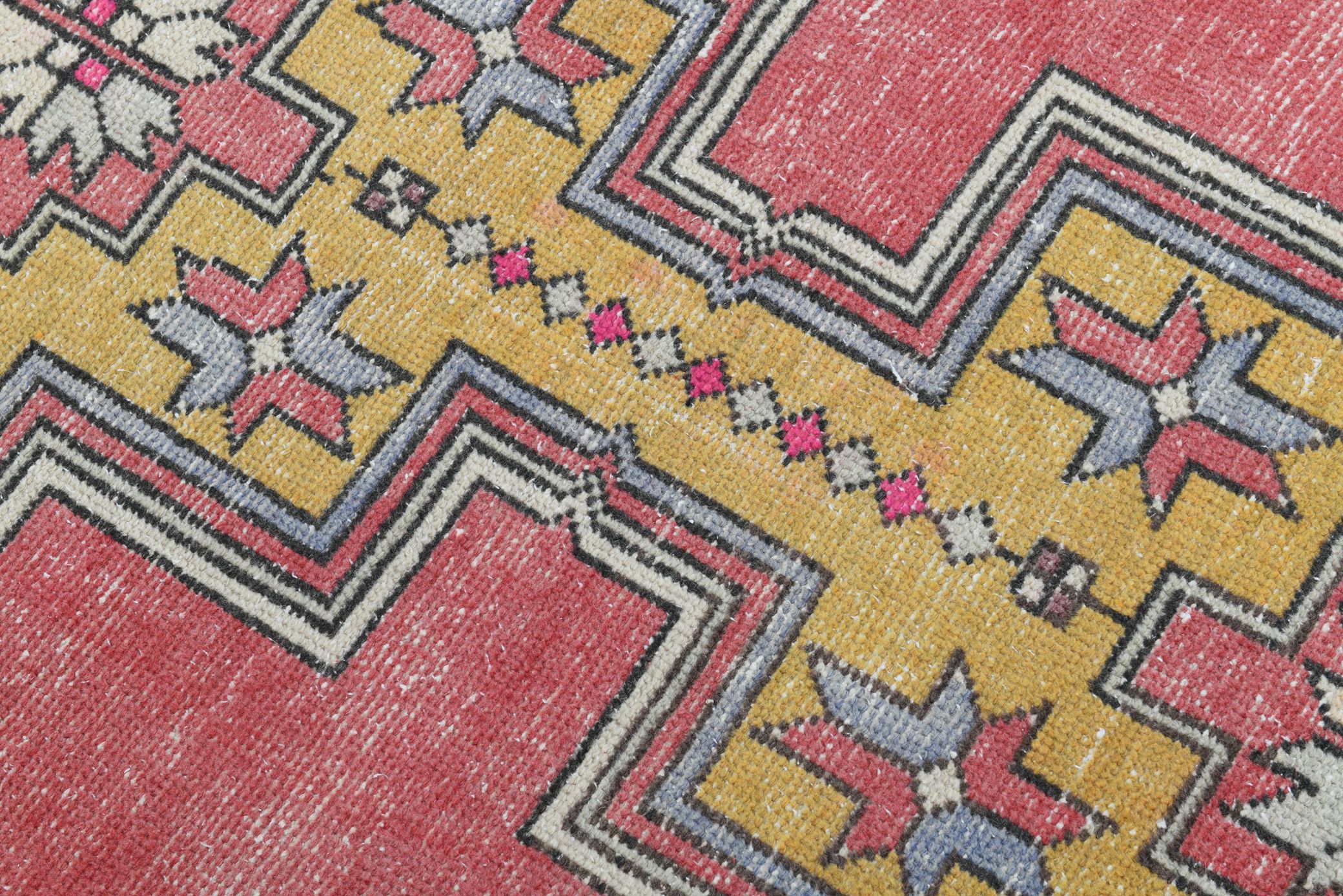 4x8 Pale Red Geometric Vintage Rug, 129x258Cm