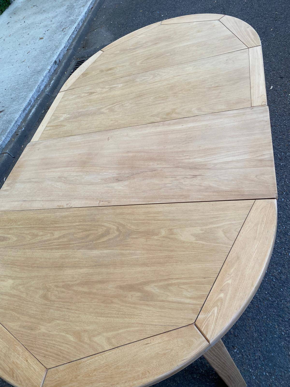 Table à manger scandinave ronde extensible décapée en chêne brut 1970