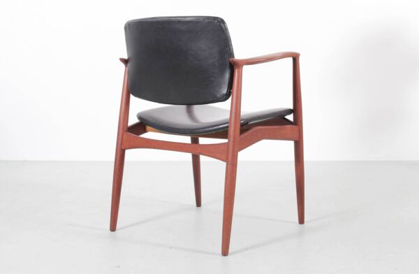 Paire de fauteuils scandinaves en teck modèle 66