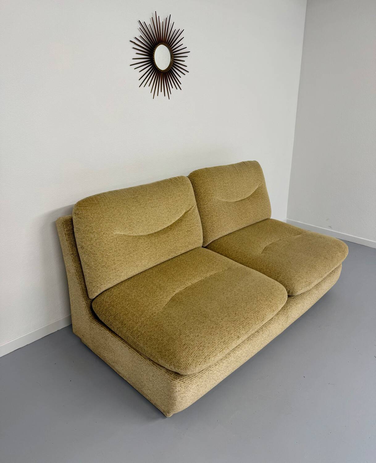 Ancien canapé 2 places convertible en velour design des années 70 vintage