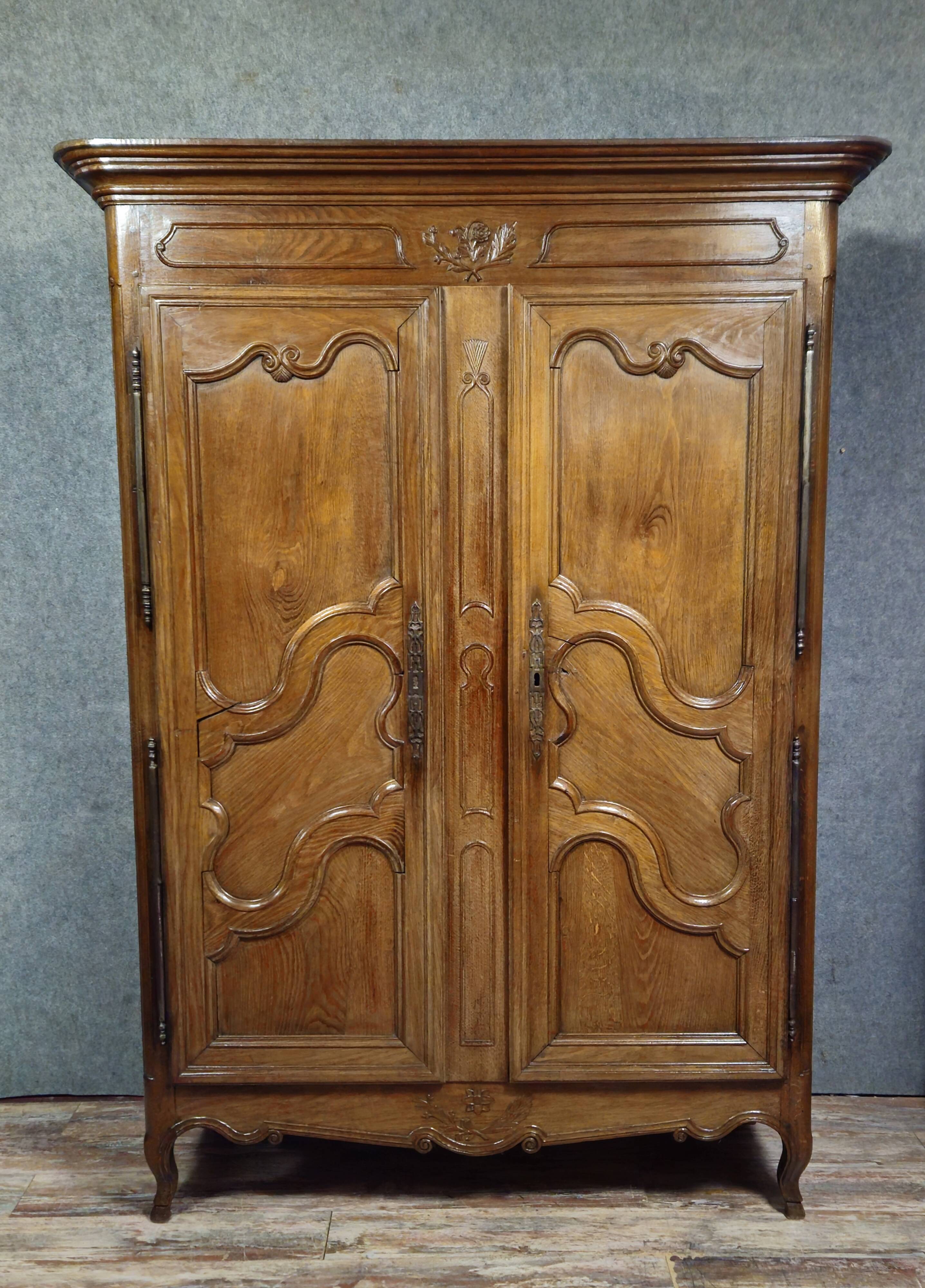 Antique Louis XV wardrobe in solid wood (oak and walnut)