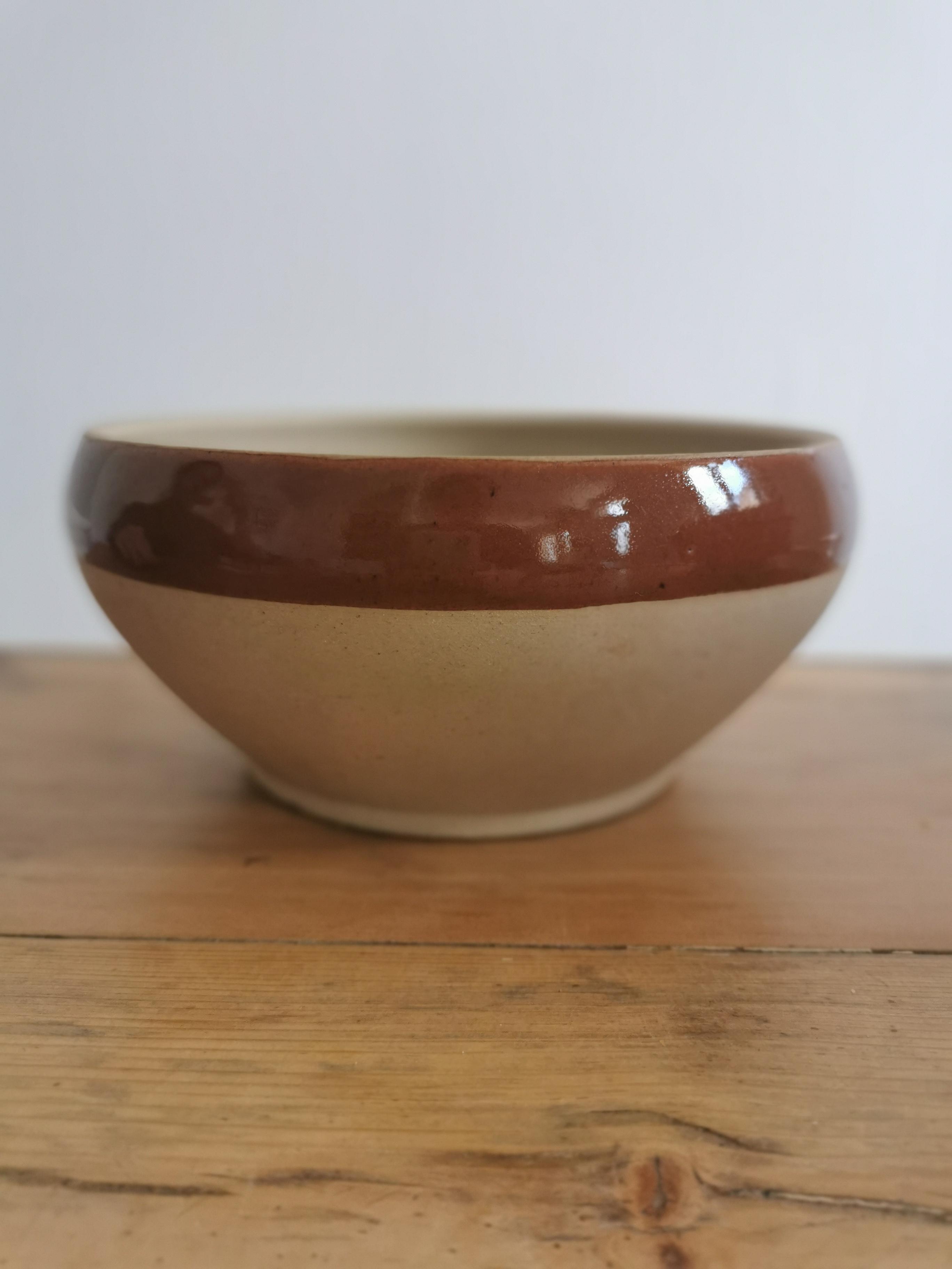 Enameled stoneware salad bowl