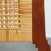 Ensemble de quatre chaises de salle à manger en rotin au design Art Déco avec dossier haut.