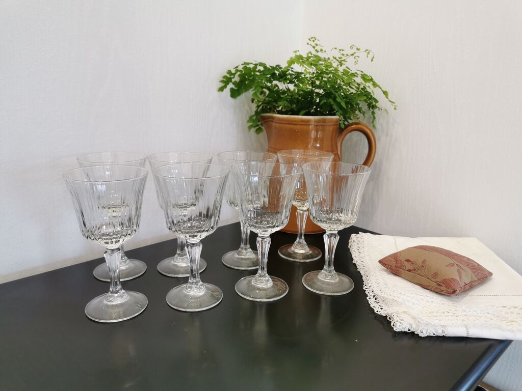 Set of 8 wine glasses with cut feet