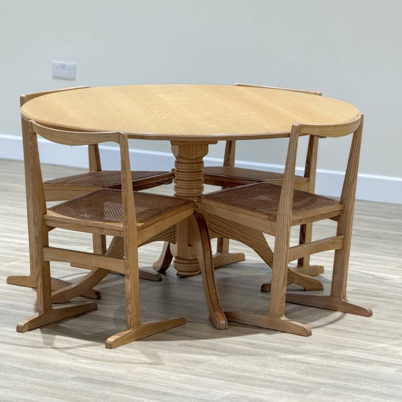 Table à manger circulaire en orme des années 50 et 4 chaises en rotin, ensemble original des années 1960.