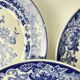 Set de 8 assiettes plates en faïence bleue, décor floral et oiseaux, XXe