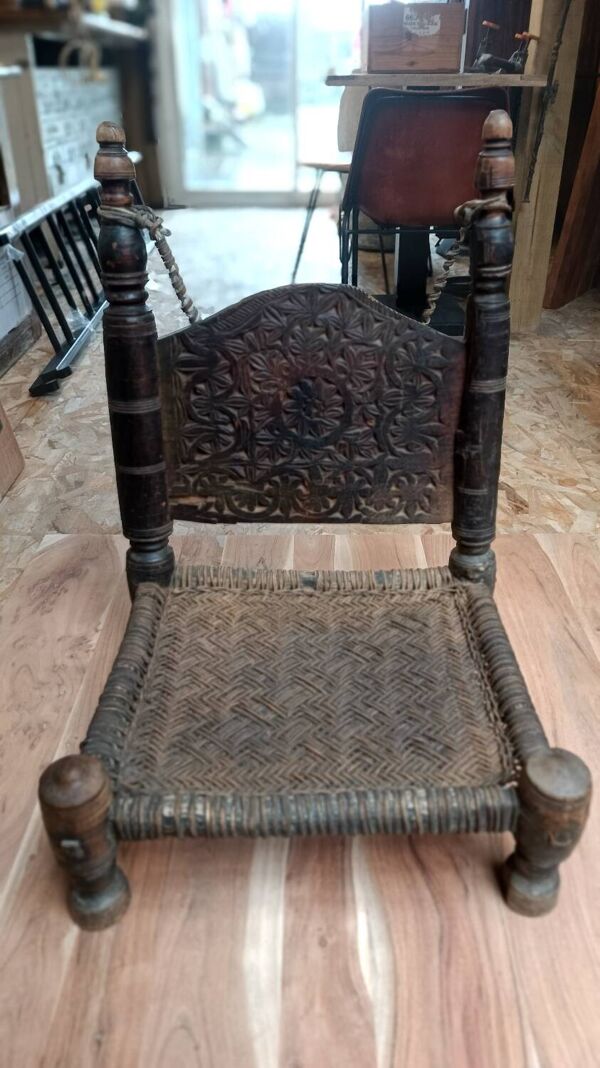 Chaise tribale traditionnelle du 19ème siècle de la vallée de la Swat, Pakistan du Nord