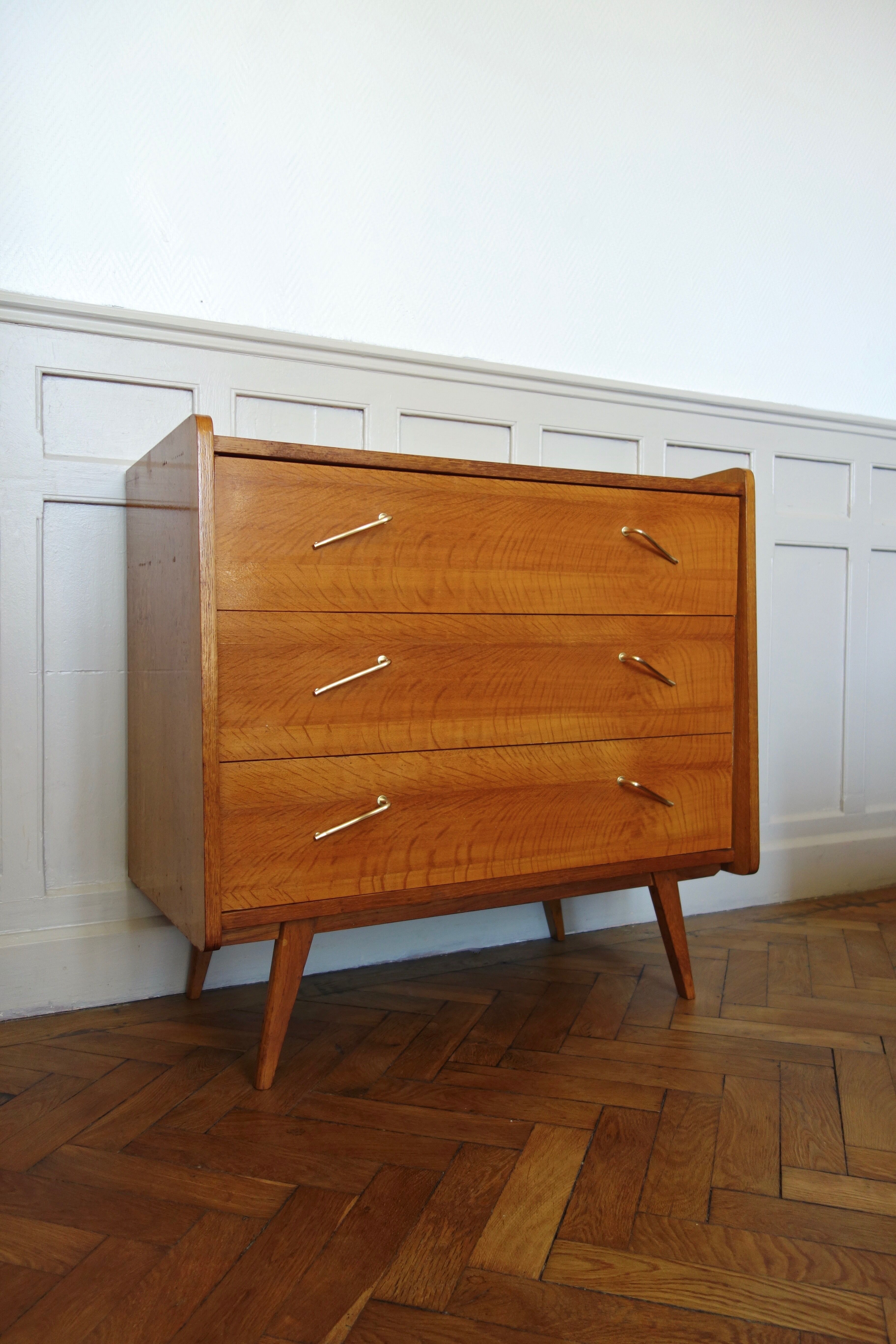 Chest of drawers in oak with compass feet of the 1950s