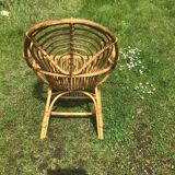 Fauteuil vintage en rotin de forme ovoïde.