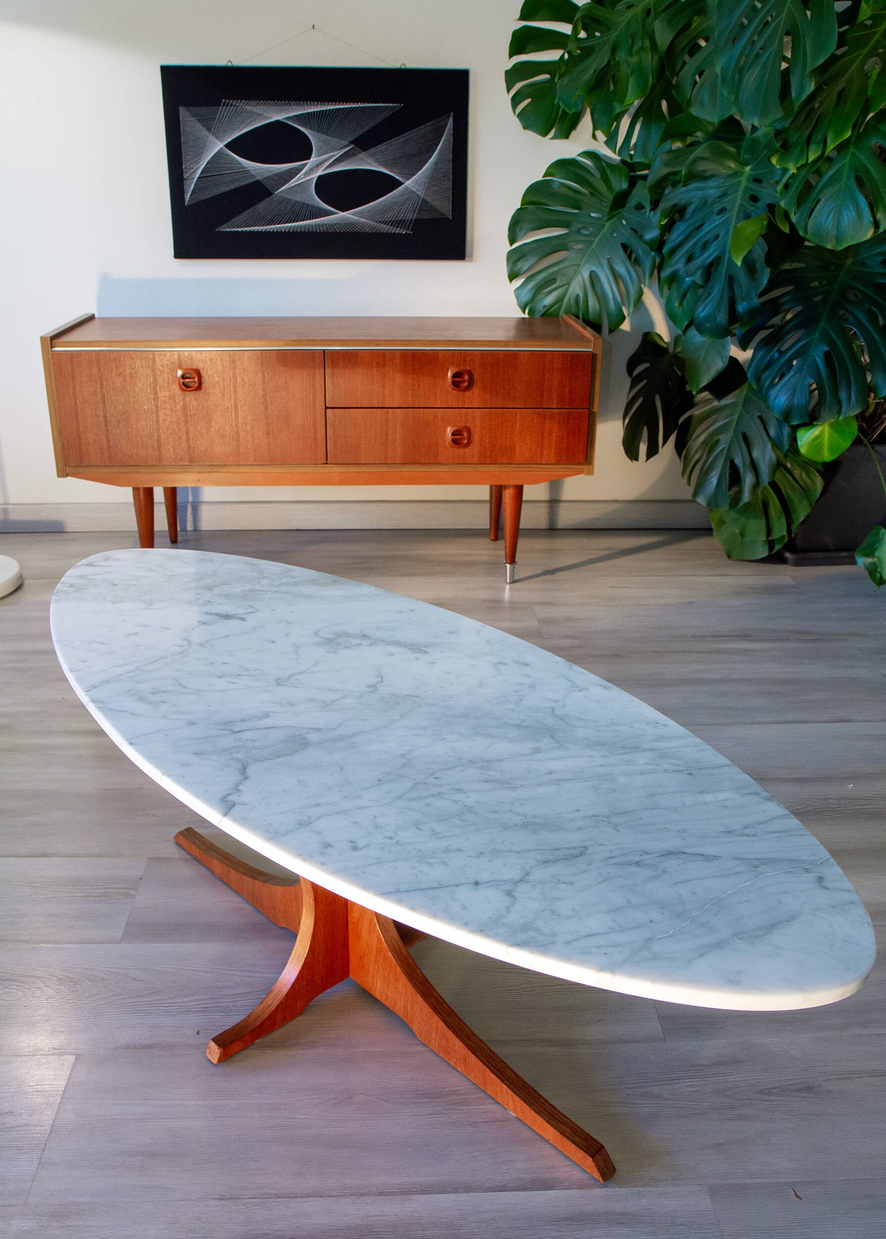 Table basse Hugues Poignant, teck et marbre, 1950-60