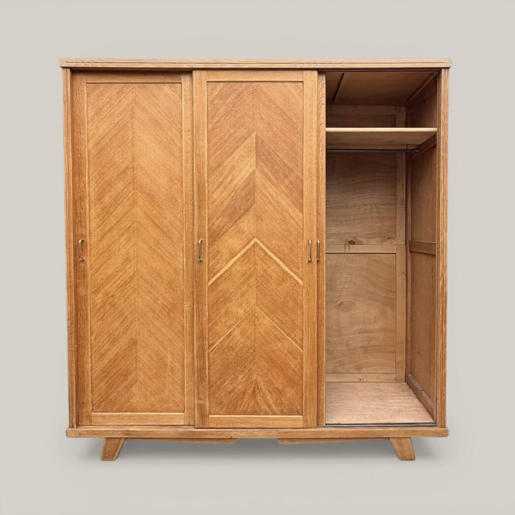 Armoire parisienne penderie porte coulissante chêne brut massif 1960