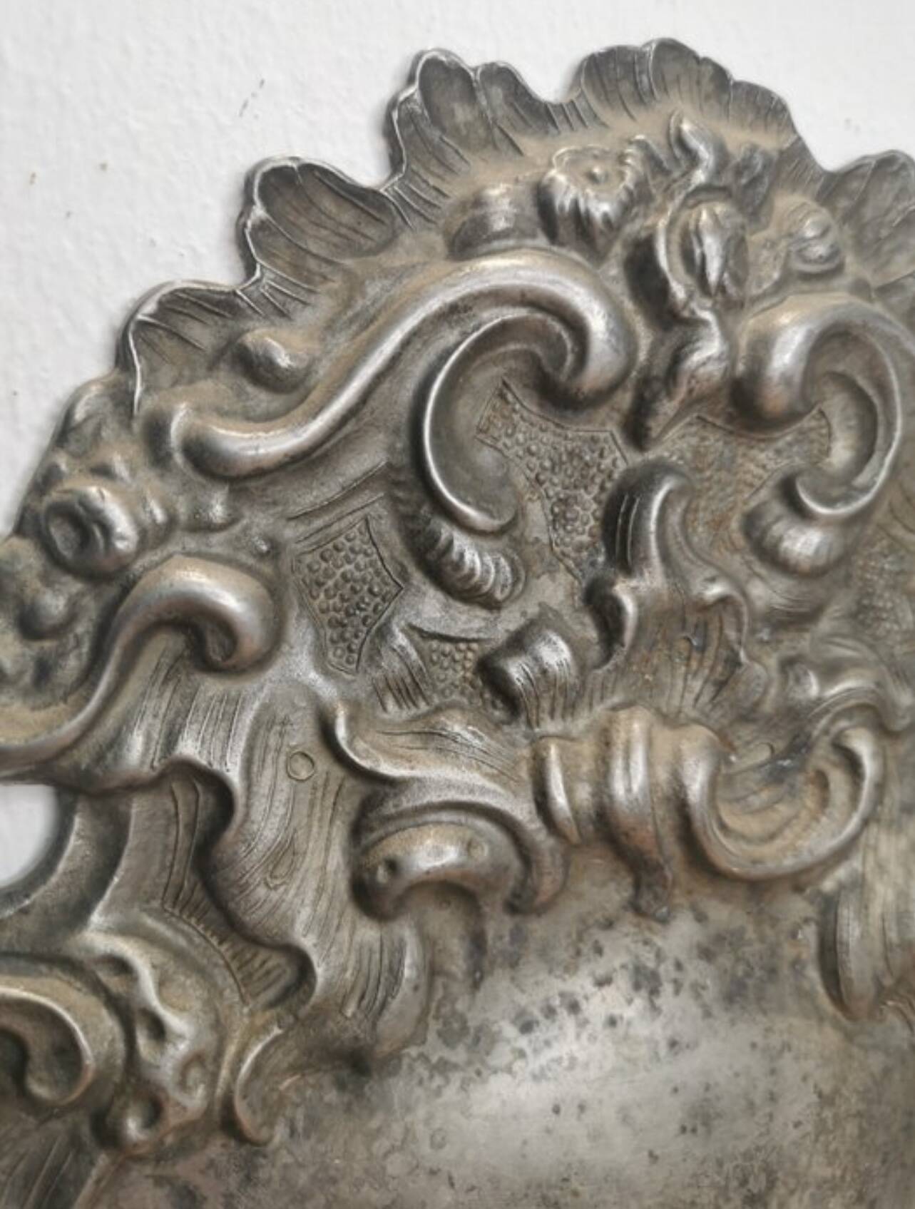 Appliques murales en forme de bougeoirs x2, métal patiné.