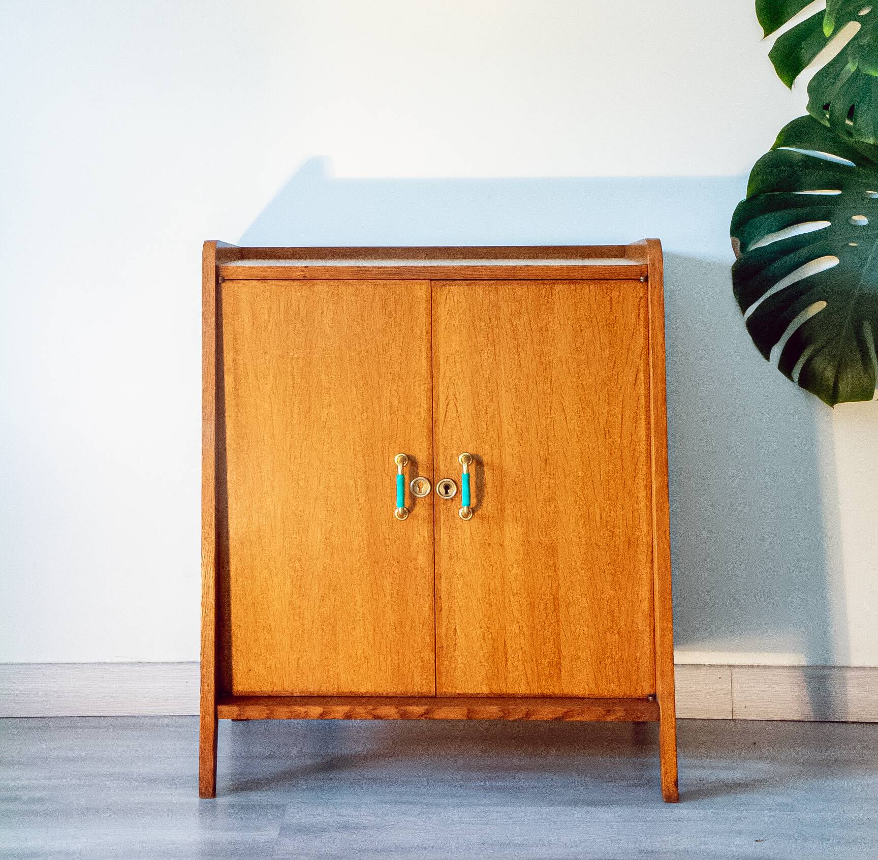 Buffet with fin profile, brass handles and scoubidou, 1950s.