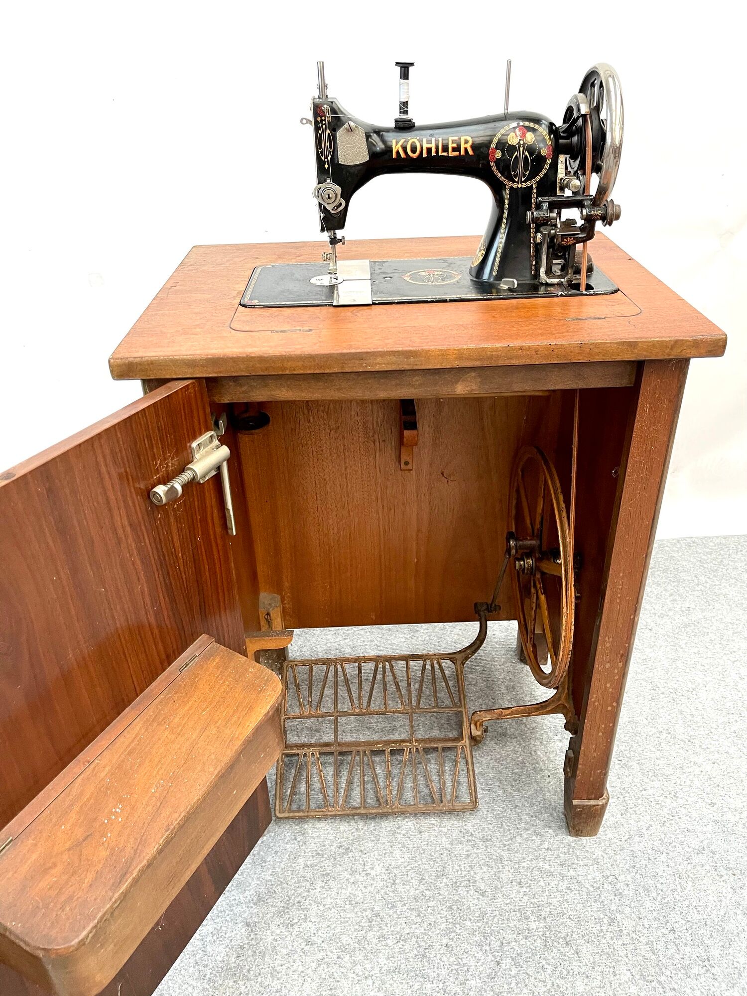 Mechanical Kohler sewing machine and its furniture with manual and replacement needle