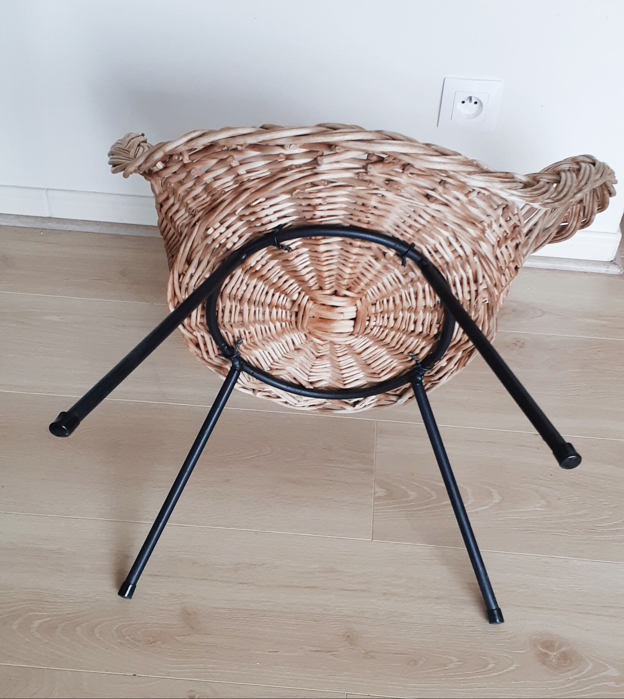 Adult rattan armchair metal feet