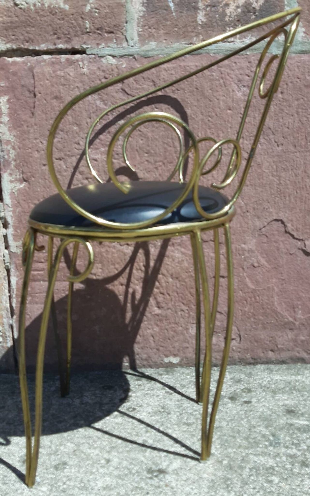 Coiffeuse et chaise en métal doré et opaline.