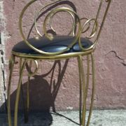 Coiffeuse et chaise en métal doré et opaline.