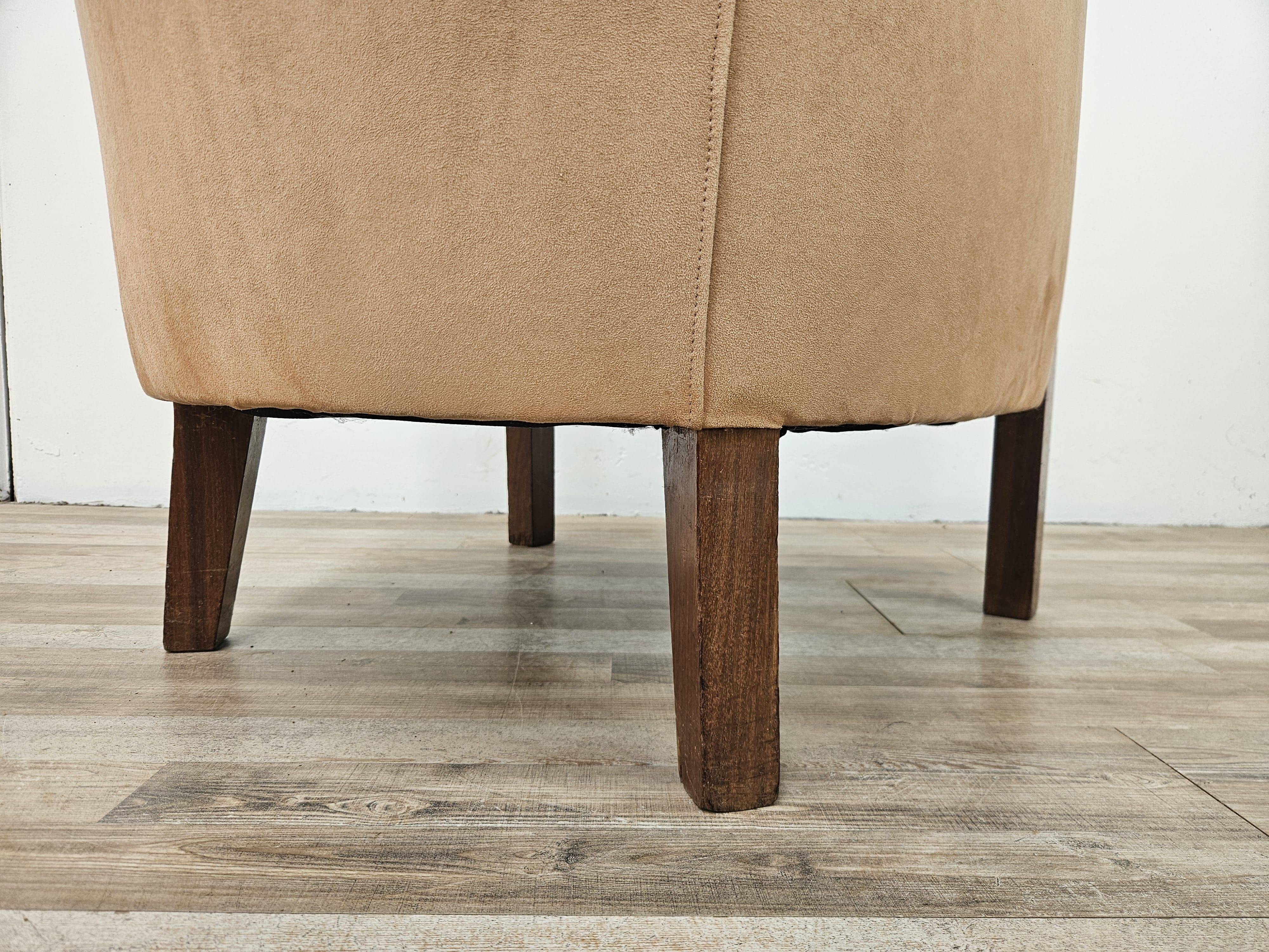 1940s Art Decò armchair in walnut and velvet