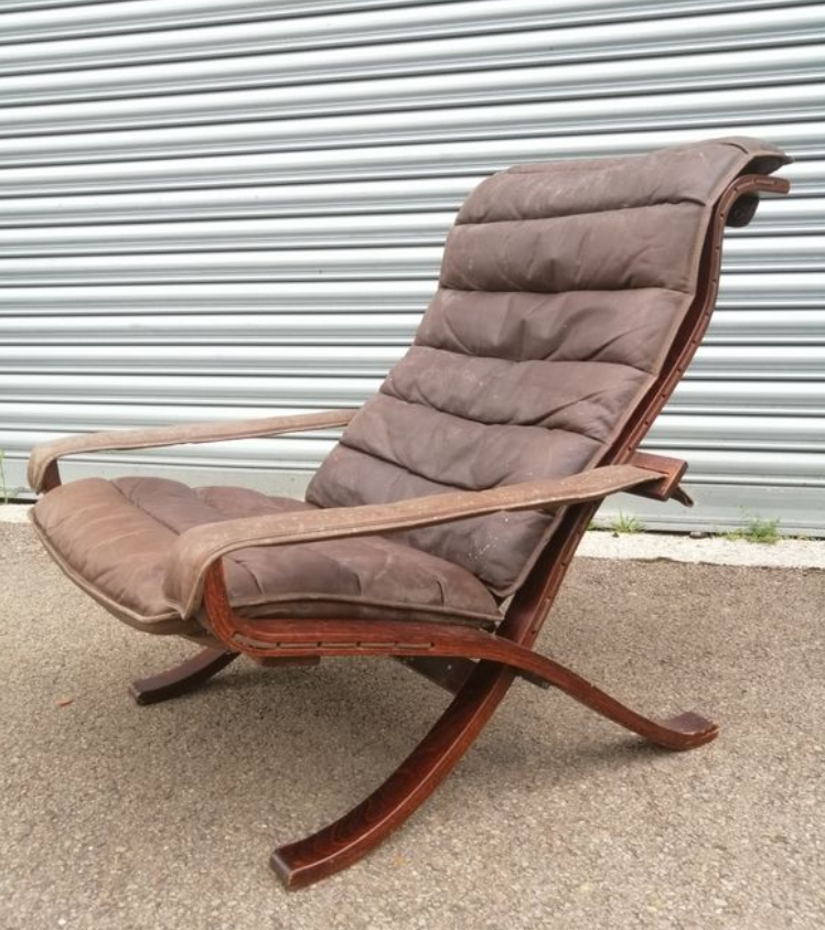 Leather siesta chair by Ingmar Relling and rests foot