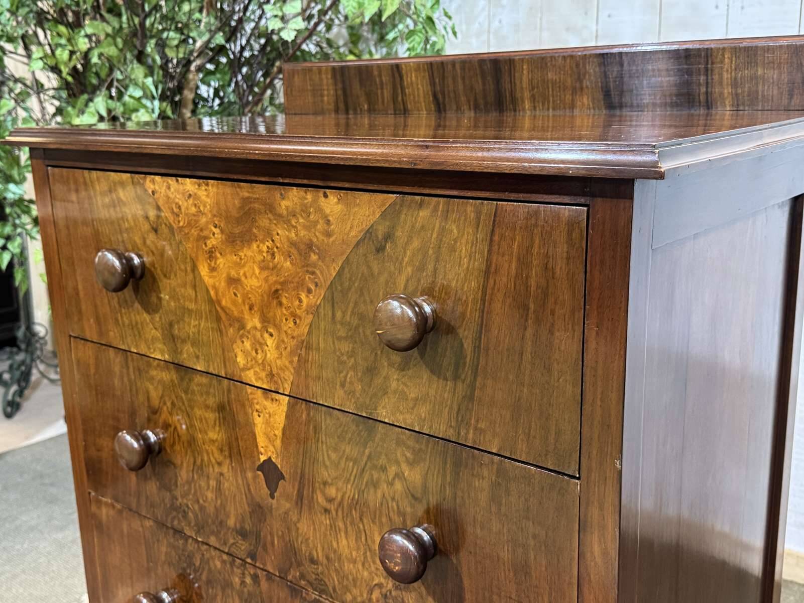 Commode anglaise en loupe de noyer et chêne, années 1930