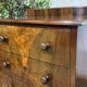 Commode anglaise en loupe de noyer et chêne, années 1930
