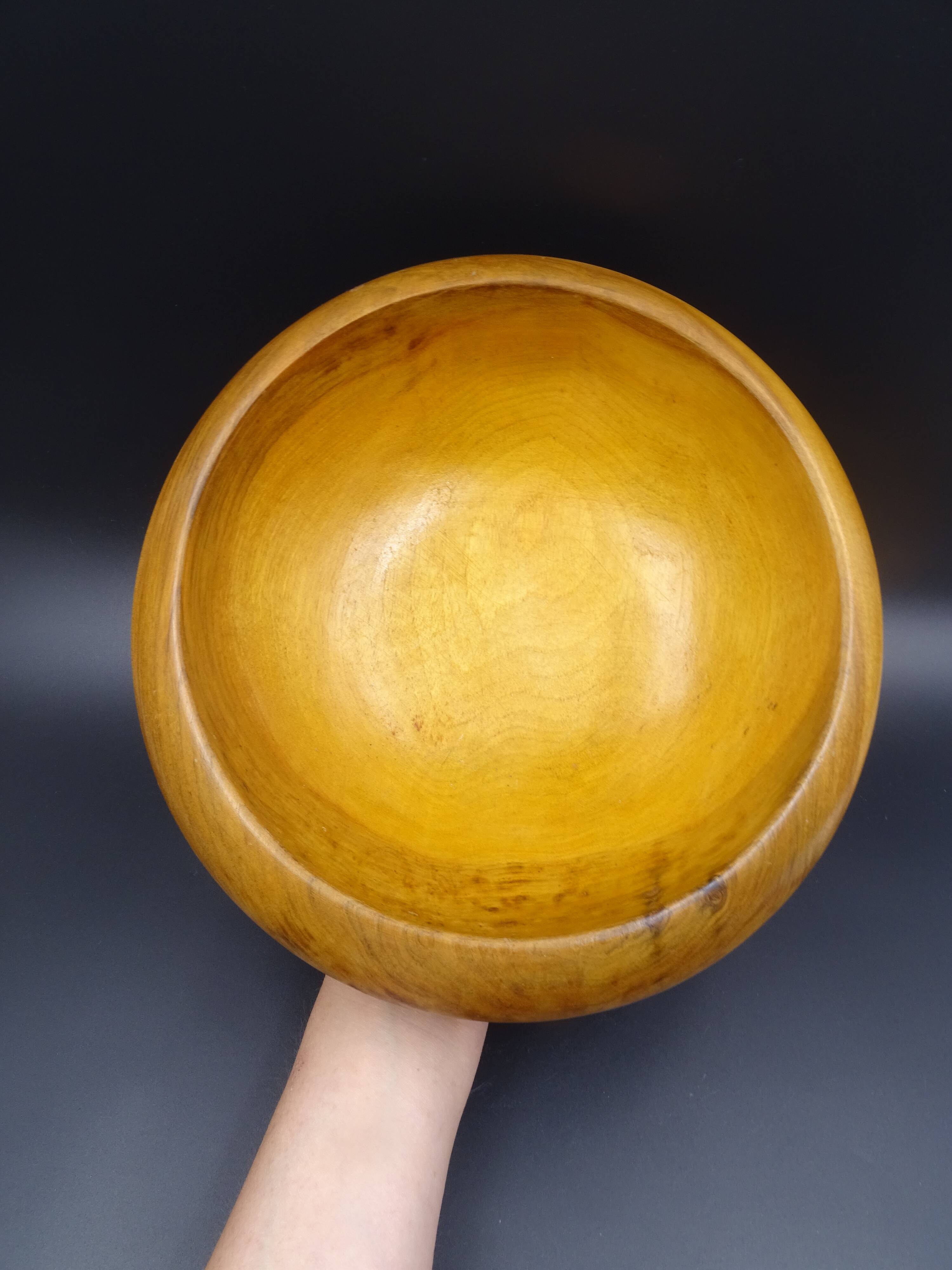 Wooden dish signed E - Circa 1960-1970