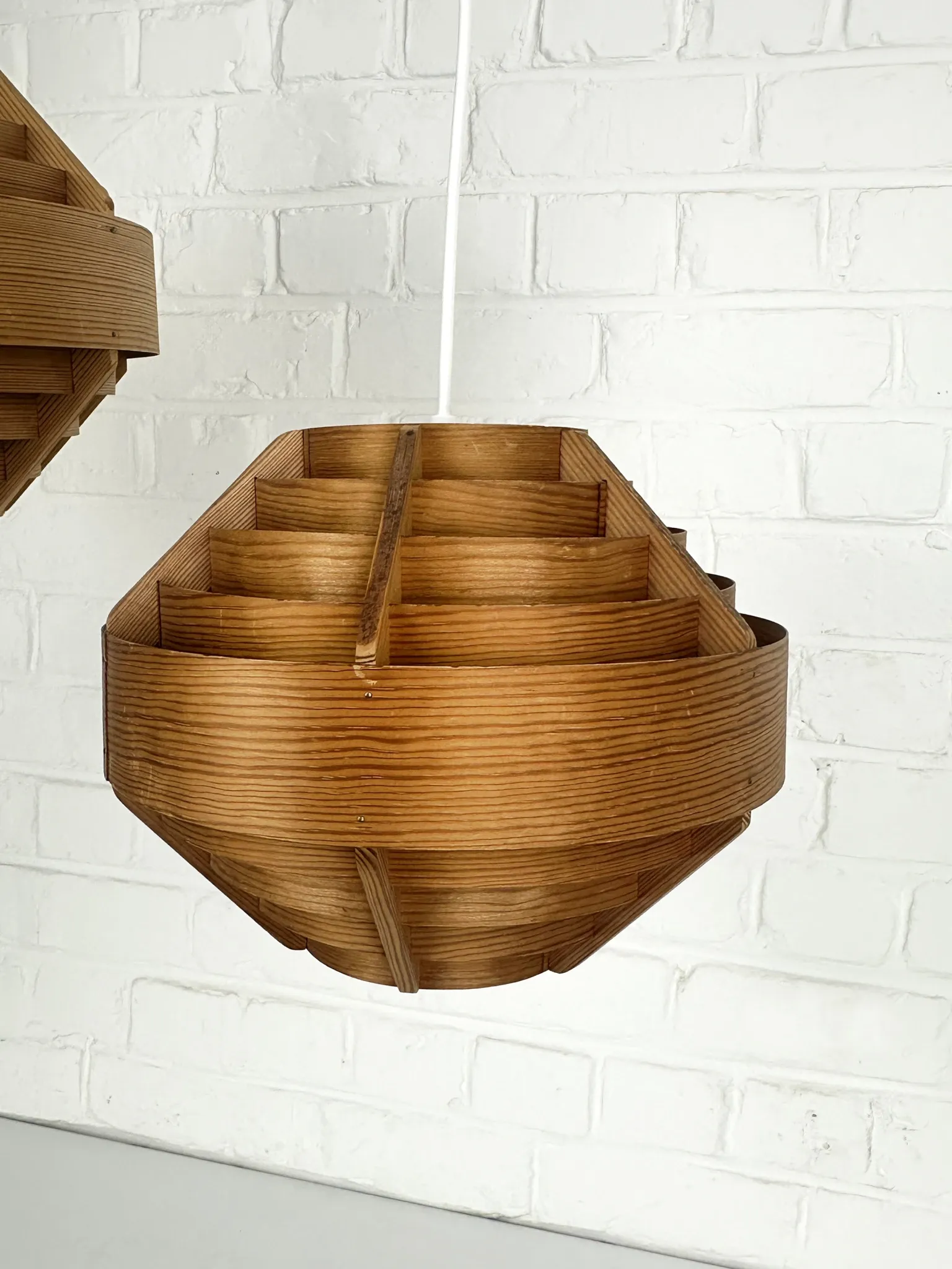 Pair of Hans-Agne Jakobsson pendant lights in pine veneer – AB Ellysett
