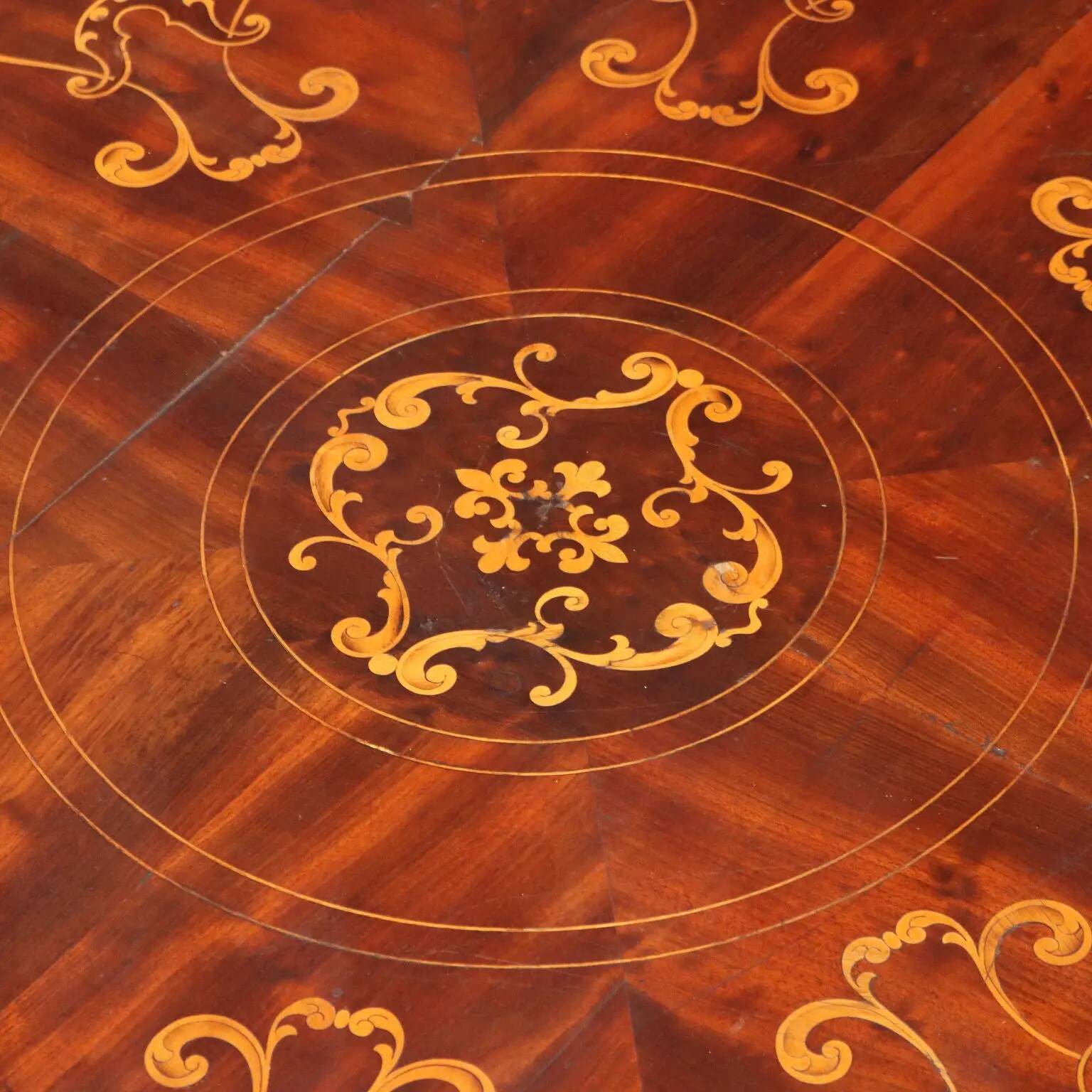 Table ancienne Charles X en acajou marqueté, Italie, XIXe siècle