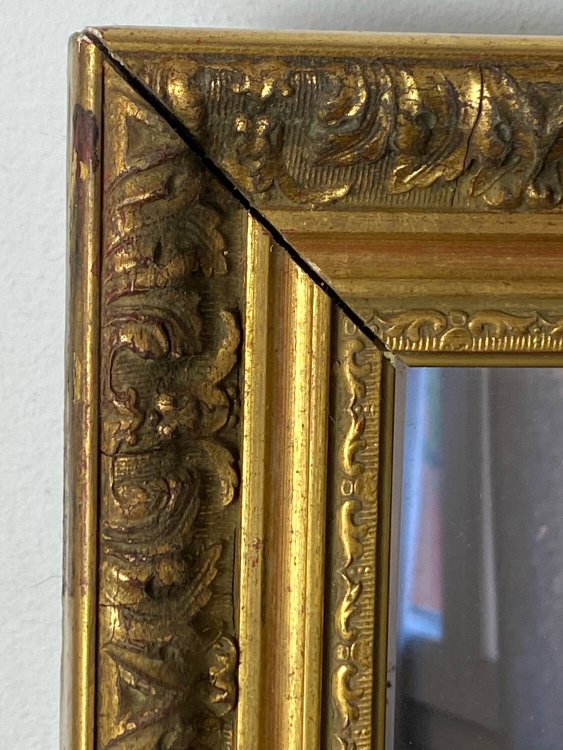 Antique mirror in carved gilded wood