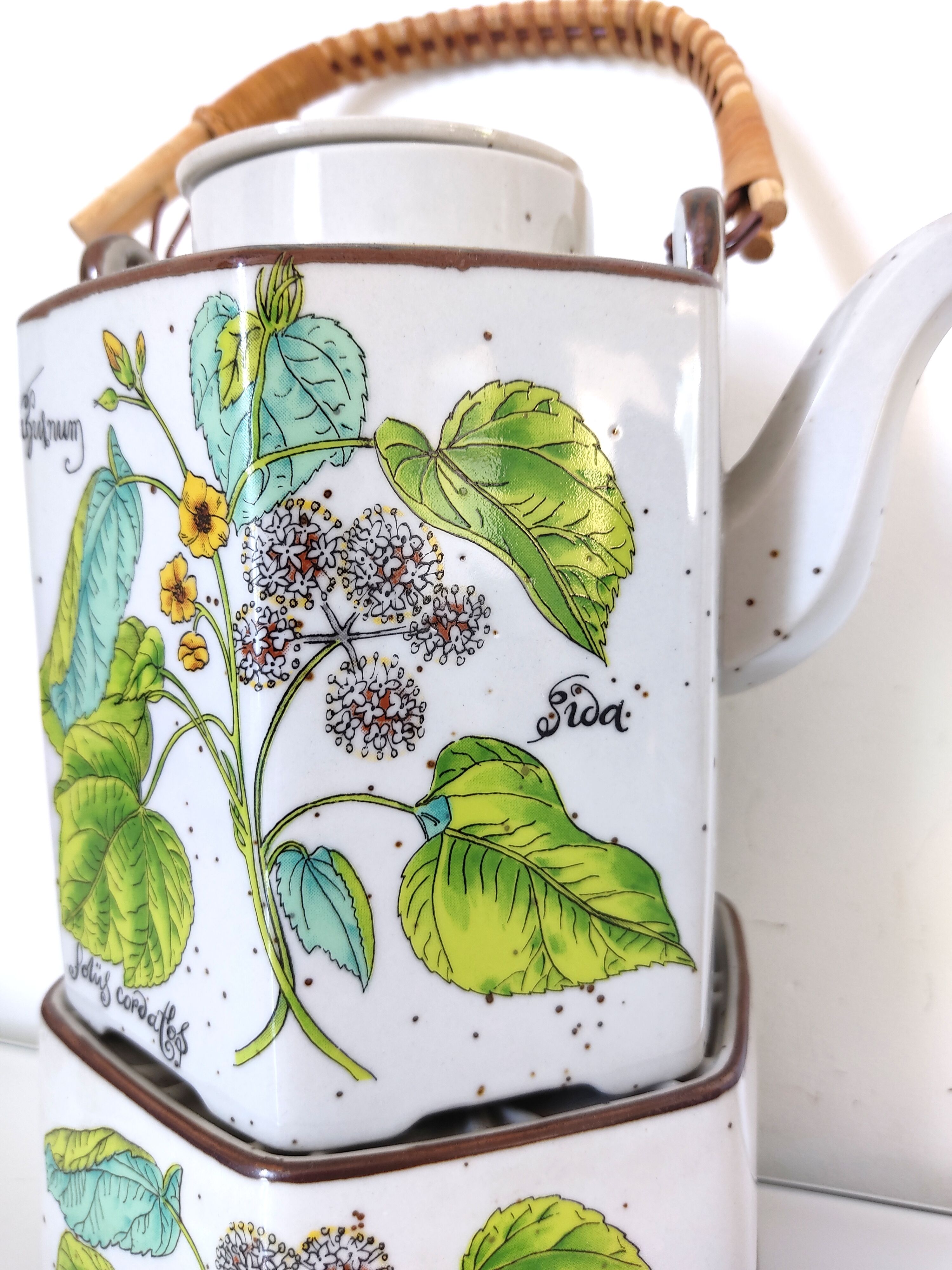 Teapot, stove and 6 cups