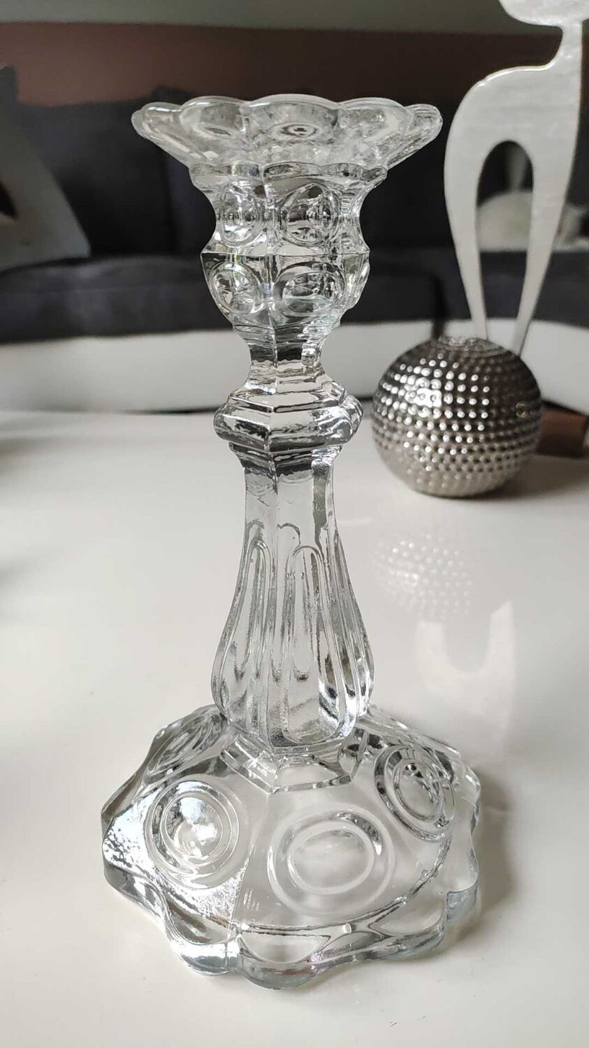 Paire de bougeoirs verre moulé, forme florale/godronnée, verrerie de portieux. années 50.