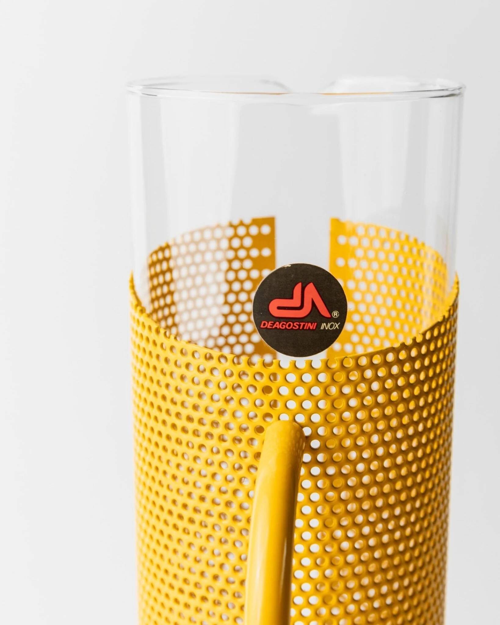 Carafe en verre transparent avec manchon en métal jaune et pilon - Style Memphis, Italie des années 1980