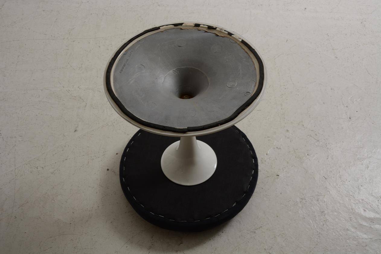 Tabouret de Eero Saarinen pour Knoll.  Datant des années 80.