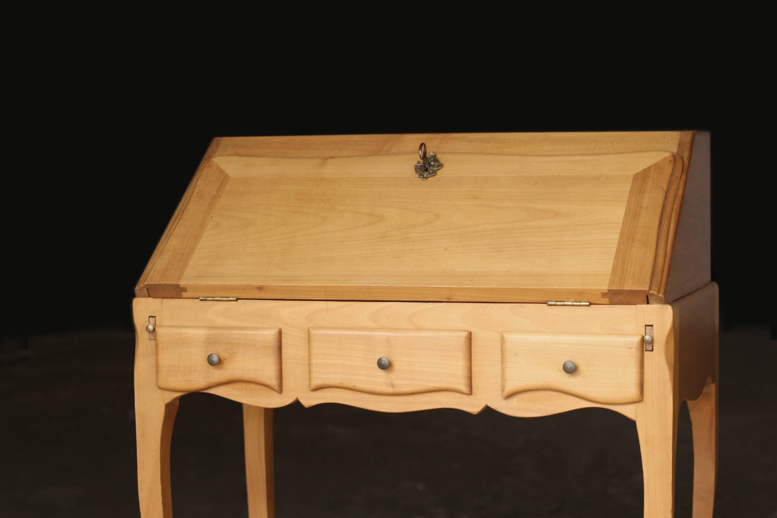Sloped wooden desk in light wood, ideal for remote work. Secret drawer.
