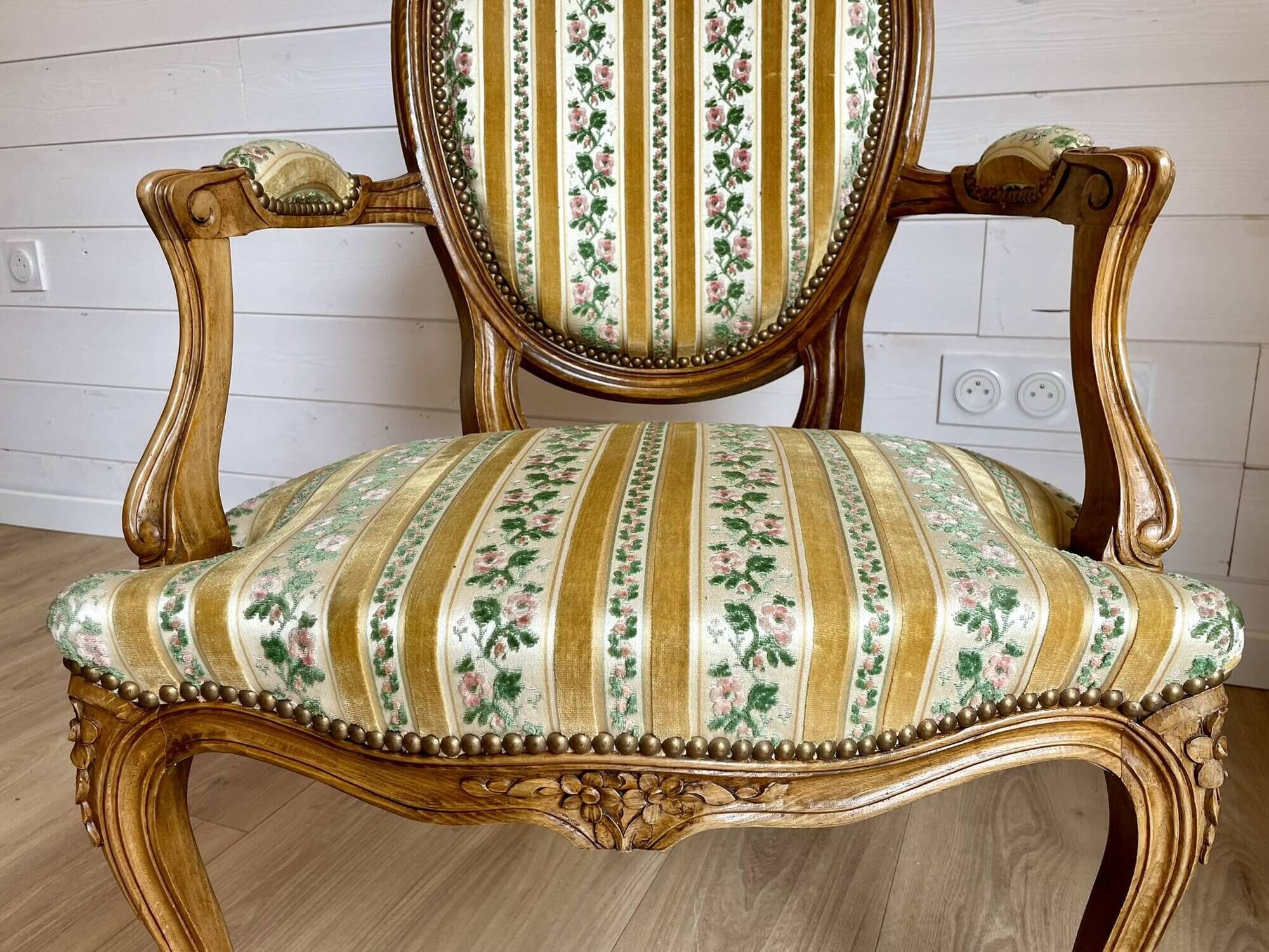Vintage Louis XVI style medallion armchair – Carved wood and fabric