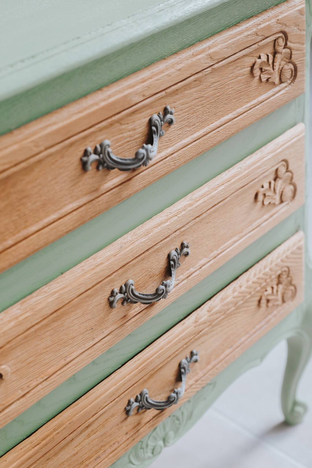 Small green Parisian chest of drawers with 3 drawers in semi-solid oak