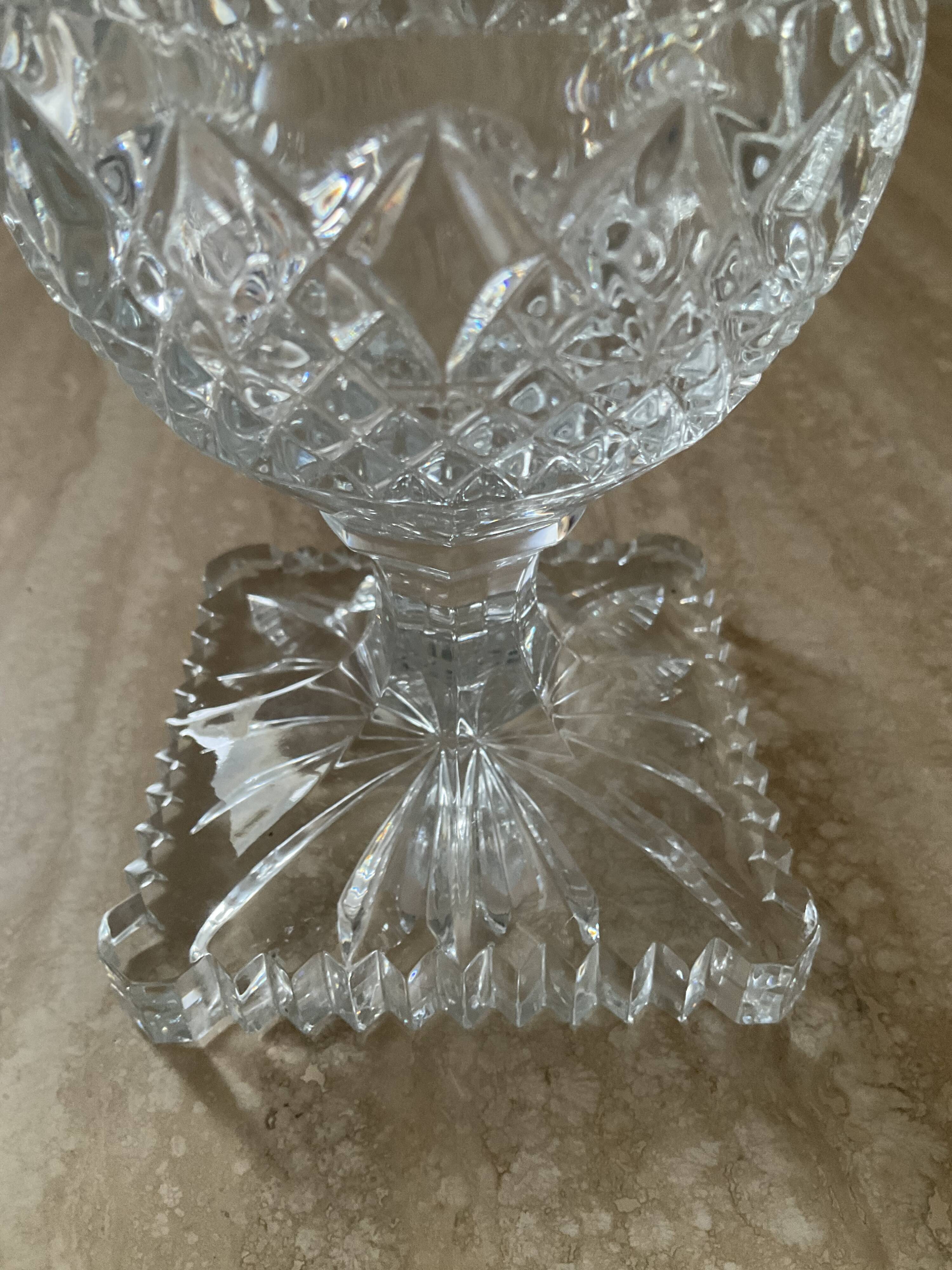 Vase vintage sur pied en cristal ciselé