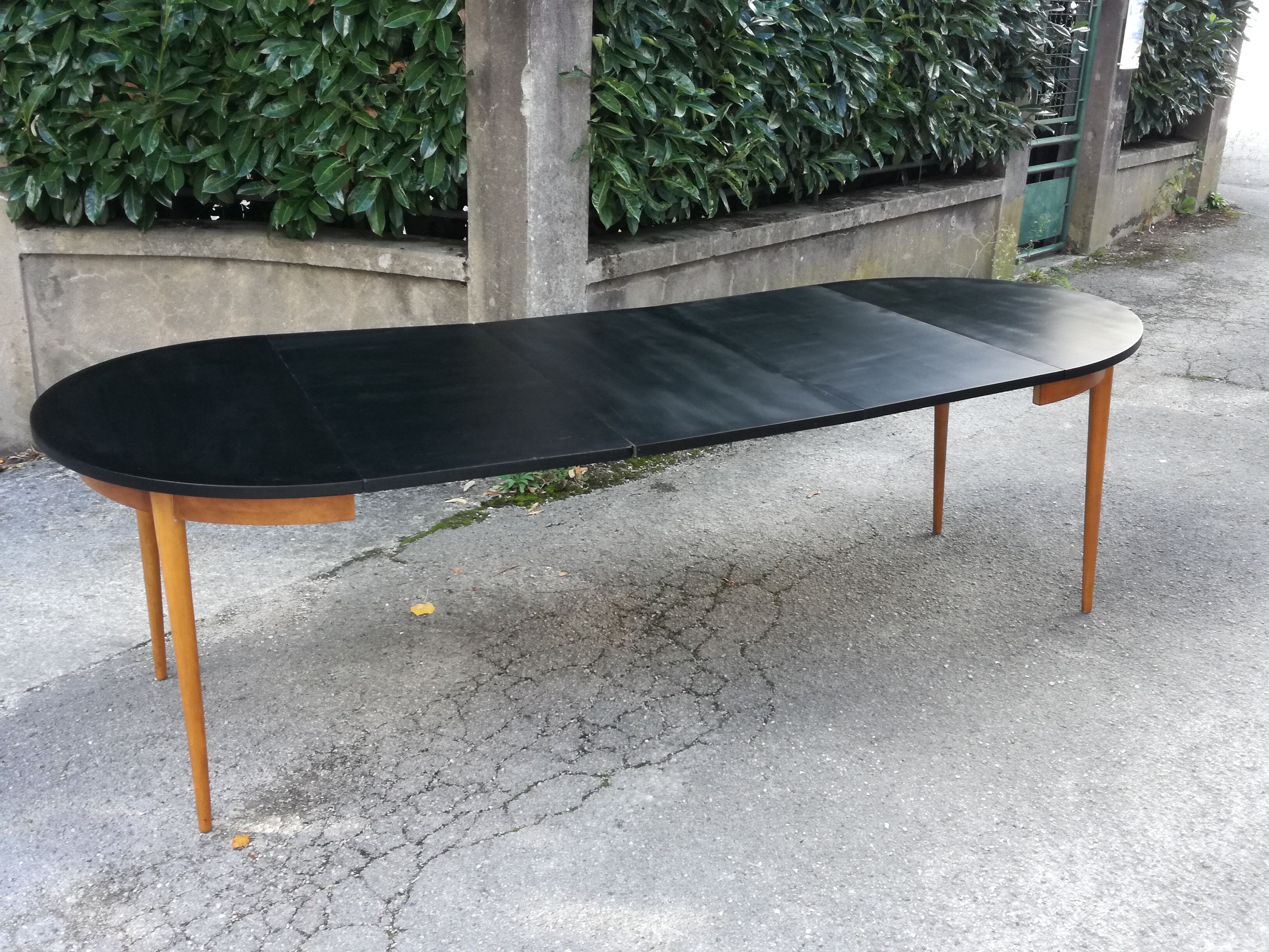 Expandable round dining table 2m46