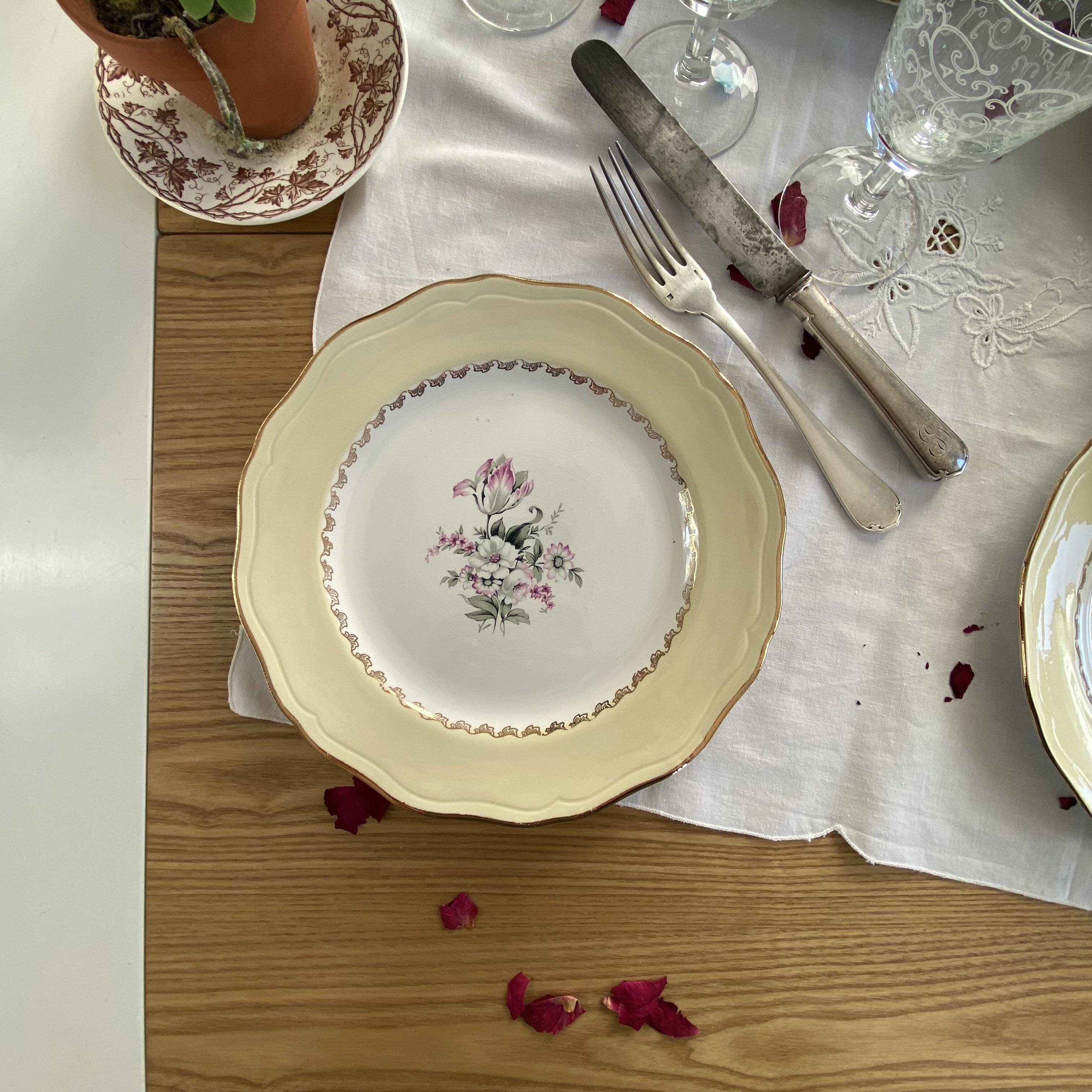 6 antique cream-coloured earthenware dinner plates with gold decoration and flowers.