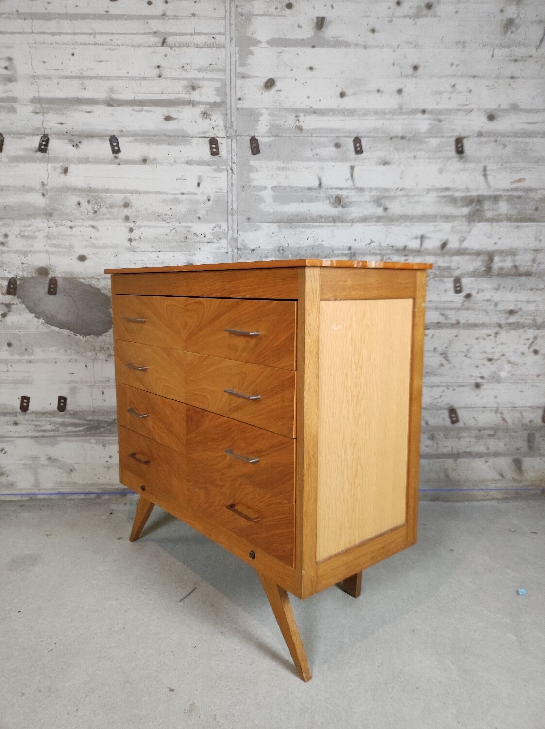 Commode pieds compas