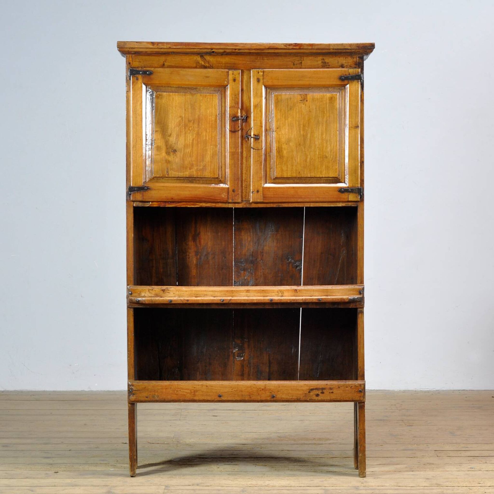 Cabinet en châtaignier espagnol, vers 1800